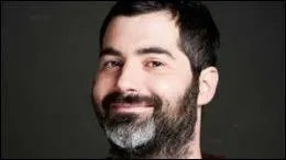 Comment s'appelle l'autre surveillant, celui qui est un peu kleptomane ?