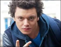 De quoi accompagne-t-il son bol de lait au petit-djeuner ?