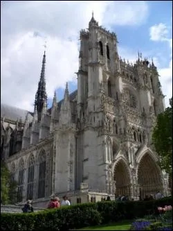 Quelle relique la cathdrale d' Amiens est-elle cense abriter ?