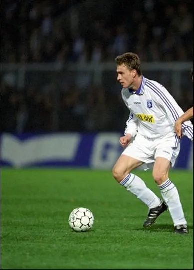 Champion du monde en 1998 qui s'est fait voler le maillot de la finale, il s'agit de Stphane ... .