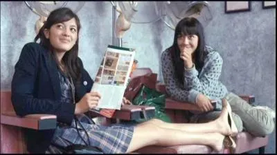 Qui est la jeune fille qui tient le magazine ?