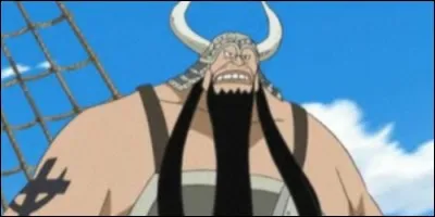 Avec quoi se bat Atomos, surnommé 'Le Buffle', commandant de la 13e division de Barbe Blanche ?