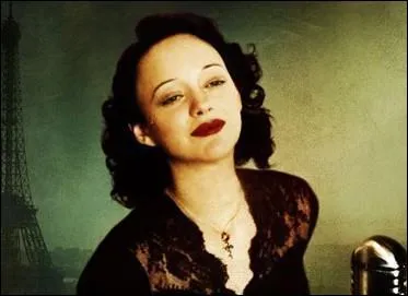 Elle y incarne Edith Piaf :