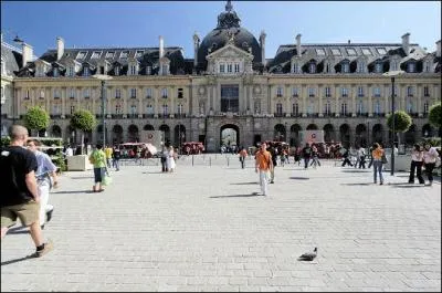 Dans quelle ville se situe cette place ?