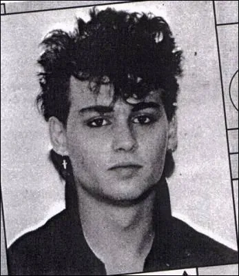 Quel ge avait Johnny Depp lorsque il a quitt l'cole ?