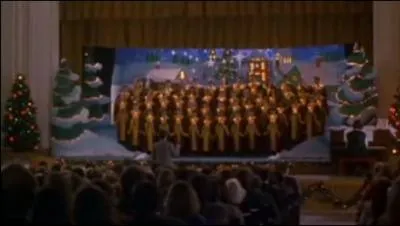 Dans le deuxime film, pourquoi le public de la chorale rit lorsque c'est au tour de Kevin de chanter ?