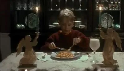 Qu'est-ce que mange Kevin  9h du soir, juste avant que Harry et Marvin viennent cambrioler la maison ?