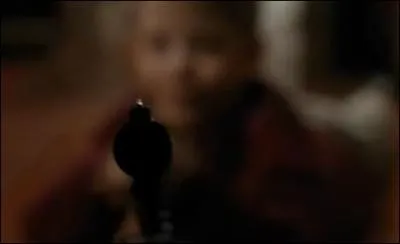 Par o est-ce que Harry et Marvin cambriolent, respectivement, la maison ? Juste aprs que Kevin les ai attaqu avec son arme.