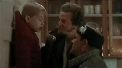 Qui vient sauver Kevin alors qu'il tait accroch  la porte par les deux cambrioleurs ?