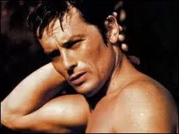 Il est temps de rcompenser les filles qui sont arrives jusqu'ici. Quel tombeur parle de lui  la troisime personne ?