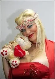 Cette bimbo italienne n'hsitait pas  dvoiler sa poitrine devant les camras. Qui a fond le parti 'Amour' en Italie dans les annes 80 ?