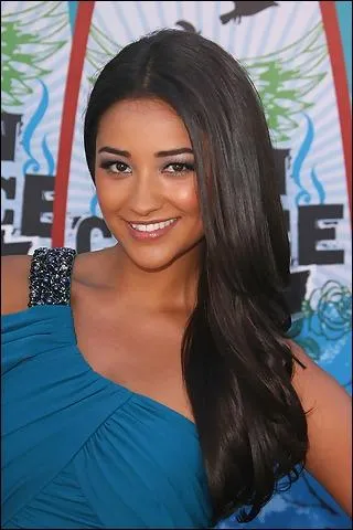 Quel est le nom de l'actrice jouant Emily ?