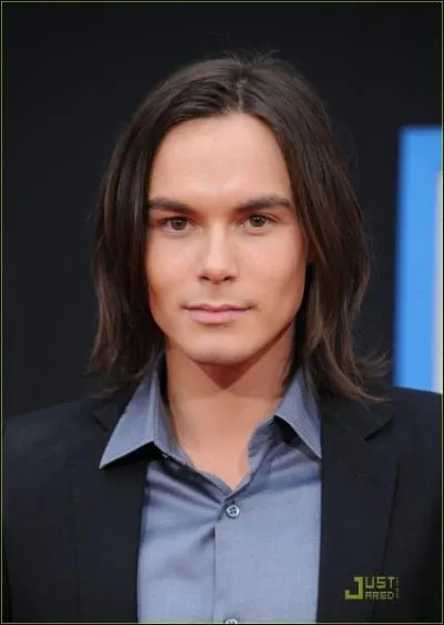 Quel est le nom de l'acteur jouant Caleb ?