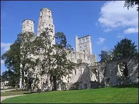 Quel village est connu pour les ruines imposantes de son abbaye ?