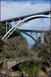 ' Dieu nous donne les mains, mais il ne btit pas les ponts ' , est un proverbe :