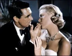 Qui est le ralisateur du film ' La main au collet ' avec Cary Grant et Grace Kelly ?