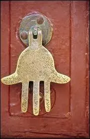 Comment appelle-t-on ces heurtoirs qui ornent les portes des maisons dans les pays du Maghreb ?