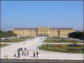 Continuons en Autriche avec le chateau de Schönbrunn, celui de Sisi. Tiens, quelles ont été les dates du règne de Sissi, Impératrice d'Autriche-Hongrie ?