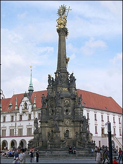 Et voilà la République Tchèque. Je vous présente la colonne de la Sainte Trinité à Olomouc. Elle fut érigée en 1740 à la fin d'une épidémie, mais de quoi ?
