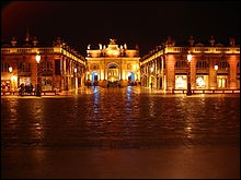 Retour en France, à Nancy, avec la magnifique Place Stanislas. Elle a été voulue par le Duc de Lorraine, Stanislas Leszczynski. Il est également le père de ...