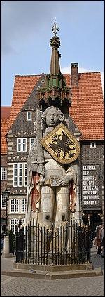 D'abord, allons à Brème, découvrir la statue de Roland. Elle mesure 5, 5 mètres de haut et représente Roland le Preux, mort à Roncevaux. En quelle année a-t-elle été édifiée ?