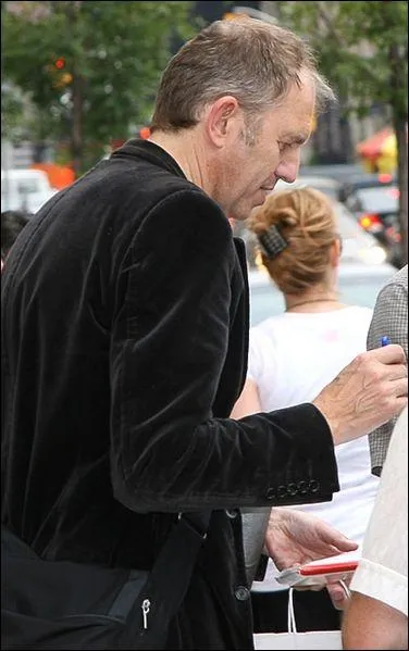 Quel est le nom de ce photographe et ralisateur qui a travaill pour et avec Depeche Mode (d'autres groupes U2, Bowie... ) ?