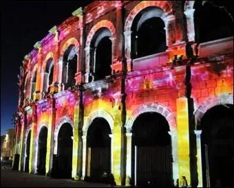 Comment appelle-t-on les spectacles nocturnes, habituellement prsents en plein air sur des btiments historiques, o la musique accompagne des jeux de lumire qui sont projets sur les murs ?