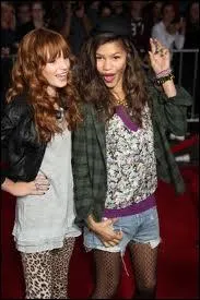 Comment s'appelle le présentateur de "Shake It Up" ?