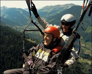 Qui est le moins enclin  pratiquer du parapente  la fin du film ?