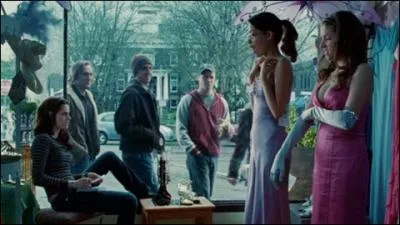 Combien d'hommes y a-t-il quand Bella se fait agresser en sortant de la librairie ?