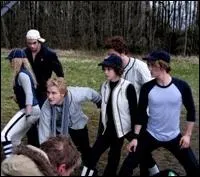 Dans la partie de jeu, qui ne porte pas de casquette ?