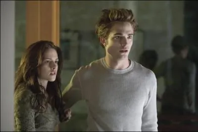 Pendant le trajet, qui suit la voiture de Bella ?