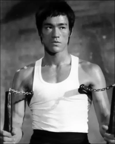 Bruce Lee le petit Dragon a cess de cracher le feu  l'ge de . .