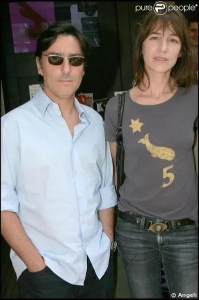 Joe , fille de Charlotte Gainsbourg et ... .