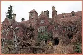 Immense demeure qui sera le thtre de nombreuses et inexplicables tragdies :