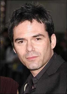 Qui joue Charlie Swan ?