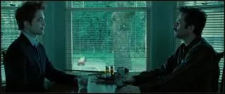 Edward et Charlie sont dans la cuisine, Edward tient un verre :