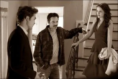 De quelle couleur est la robe de Bella ?