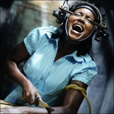 Comment s'appelle la femme qui se coupe le bras ?