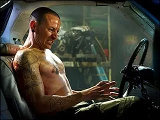 Comment s'appelle l'homme pig dans la voiture ?