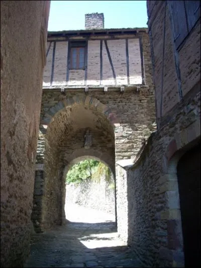 O mnent les ruelles escarpes qui gravissent la colline au-dessus de l'abbatiale ?