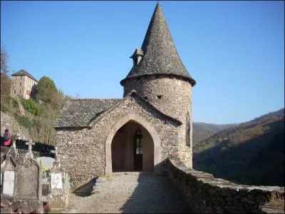 Quel est ce petit btiment dans un angle du cimetire ?