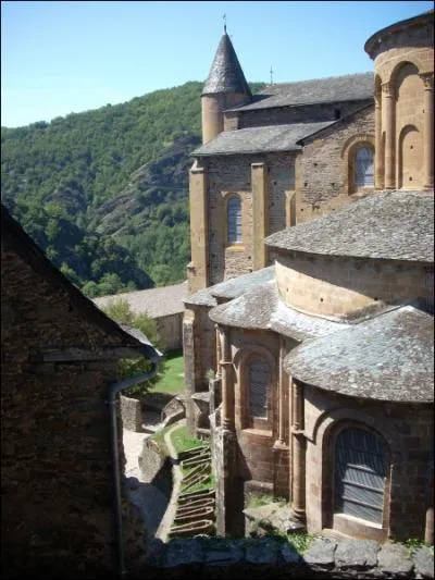 A qui est ddie l'abbatiale de Conques ?
