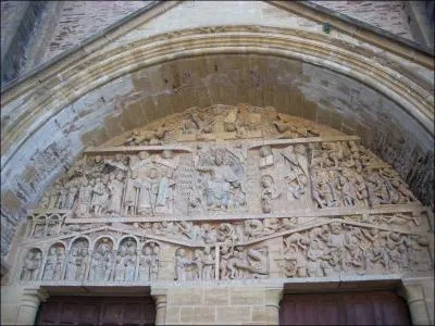 Que peut-on observer sur le magnifique tympan du portail occidental ?