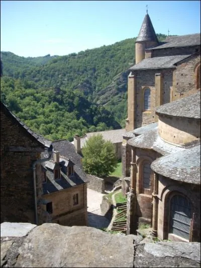 Outre l'abbatiale et l'ancien clotre, que peut-on encore admirer dans l'enceinte de l'ancienne abbaye ?