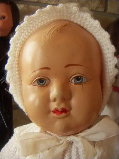 La plus ancienne fabrique de poupes en France Petitcolin, ralise les tous premiers baigneurs. Quelle est la matire de ces premires poupes ?