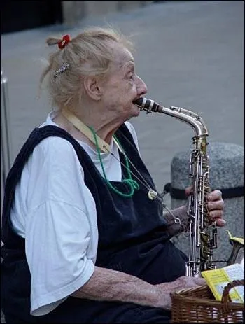 H, mais elle joue toujours du saxo !
