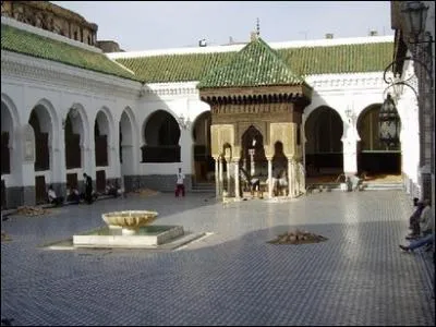 O se situe la Mosque Al Karaouine ?