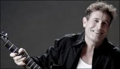 ''Sa musique a fait rouiller les barbelés / Et scié bien des barreaux / À Soweto, dans le ghetto / -------------- pourtant ne porte aucun drapeau''