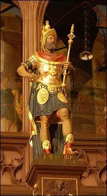 Voici la statue de Lucius Munatus Plancus, fondateur de la ville de Lyon. Son nom est en ...